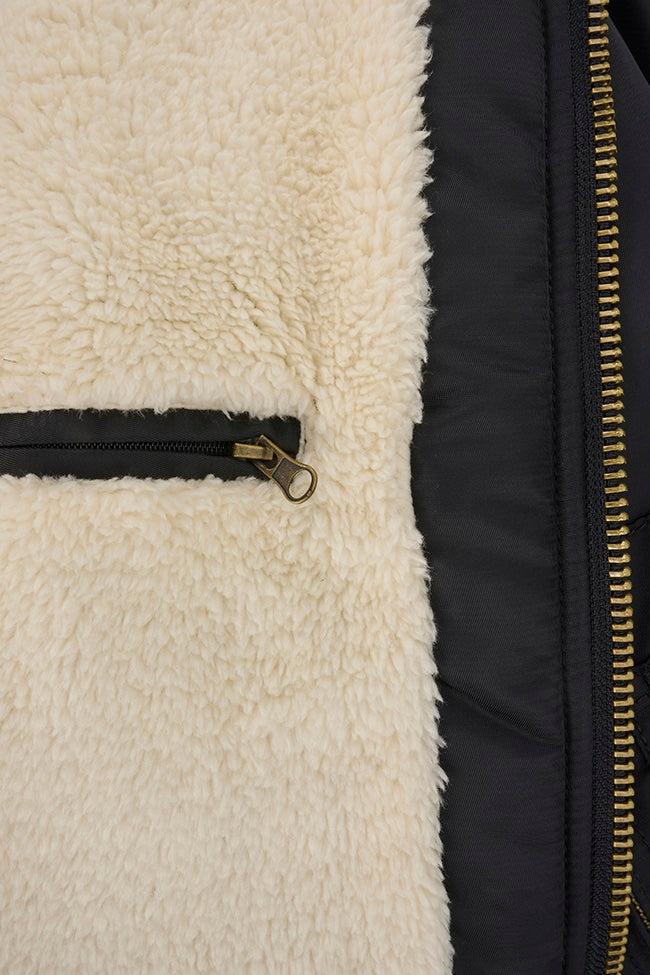 Culoare: Negru