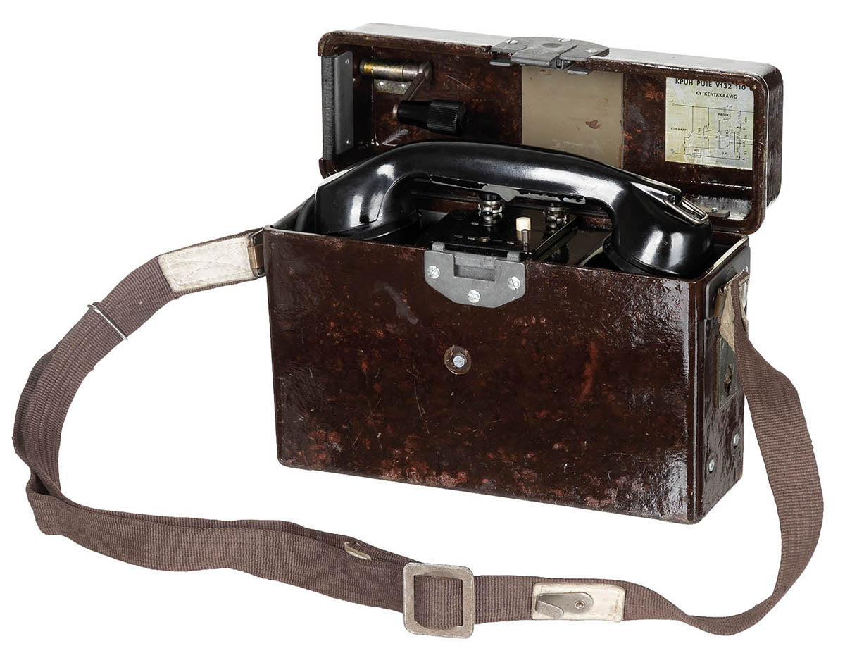 Telefon de campanie militar finlandez, cu valiza surplus militar autentic